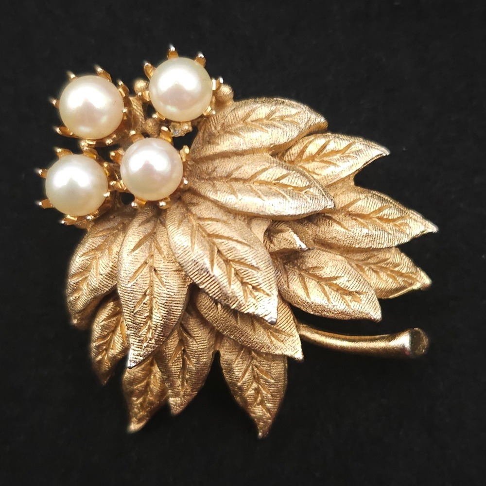 Vtg Gold Tone Leaf Brooch Faux Pearl Cluster Spray‎ 1.5" Pin Elegant Statement